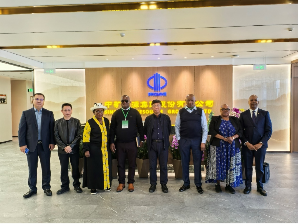 津巴布韦马斯温戈省省长一行到访金年会集团总部